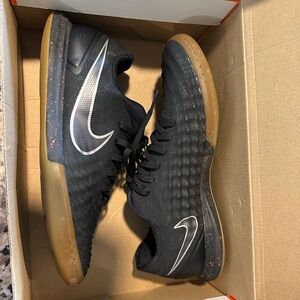 Nike  Men’s Indoor Soccer Shoes SIZE 10.5. HYPERVENOM PHATAL III DF FG